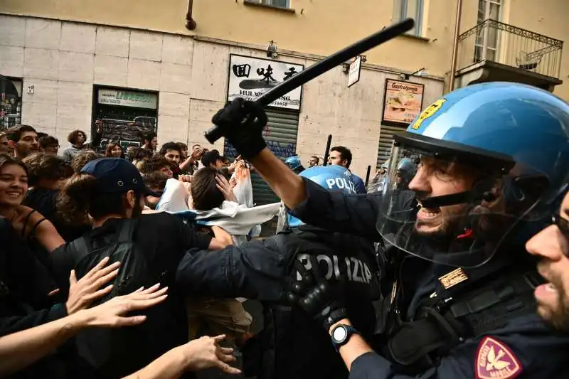 scontri tra polizia e studenti a torino   9