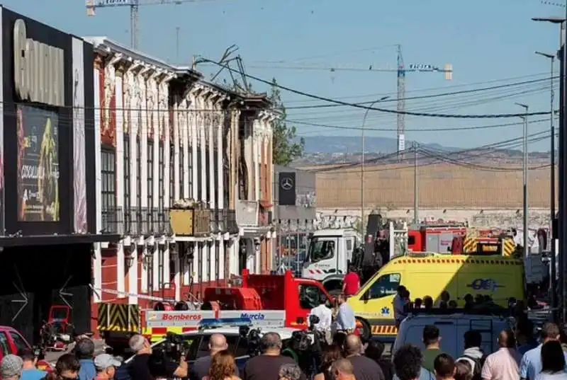 soccorsi dopo l incendio in discoteca a murcia