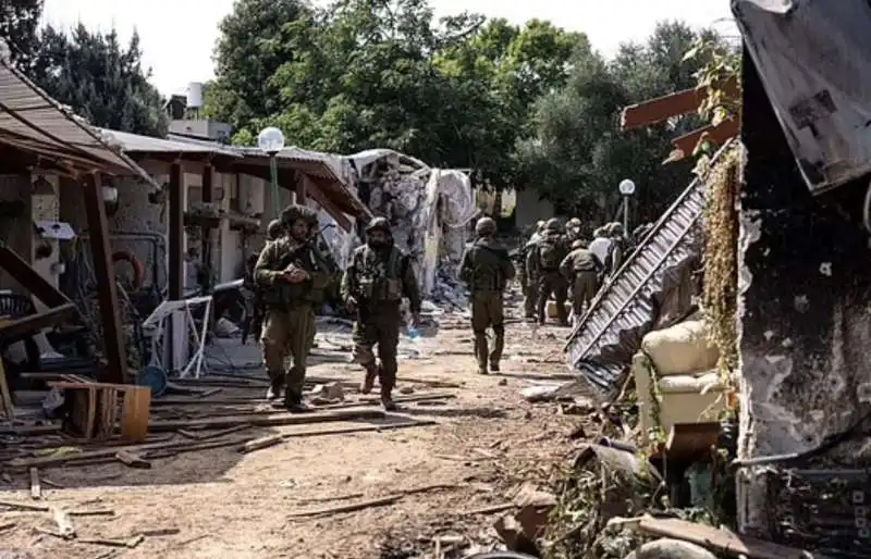 soldati israeliani in un kibbutz 