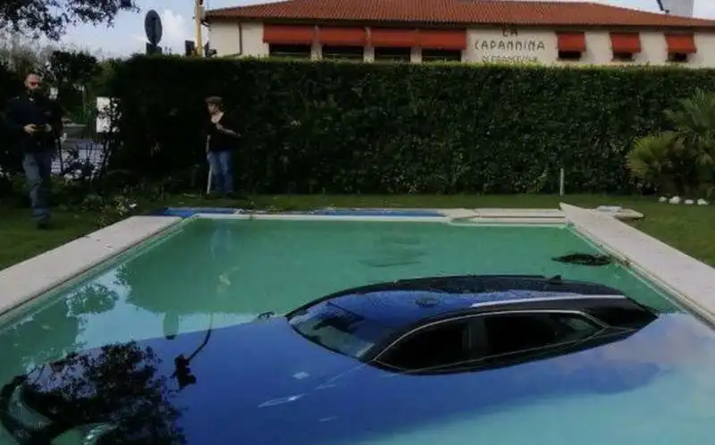 suv finisce dentro una piscina