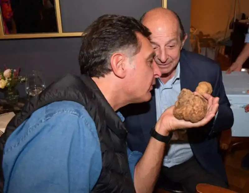 tiberio timperi e giancarlo magalli col tartufo di acqualagna  foto di bacco (1)