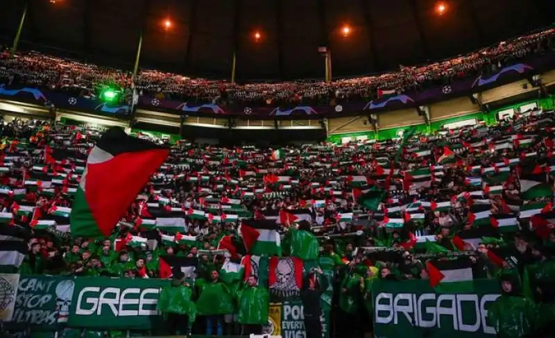 tifosi del celtic sventolano bandiere palestinesi allo stadio 3