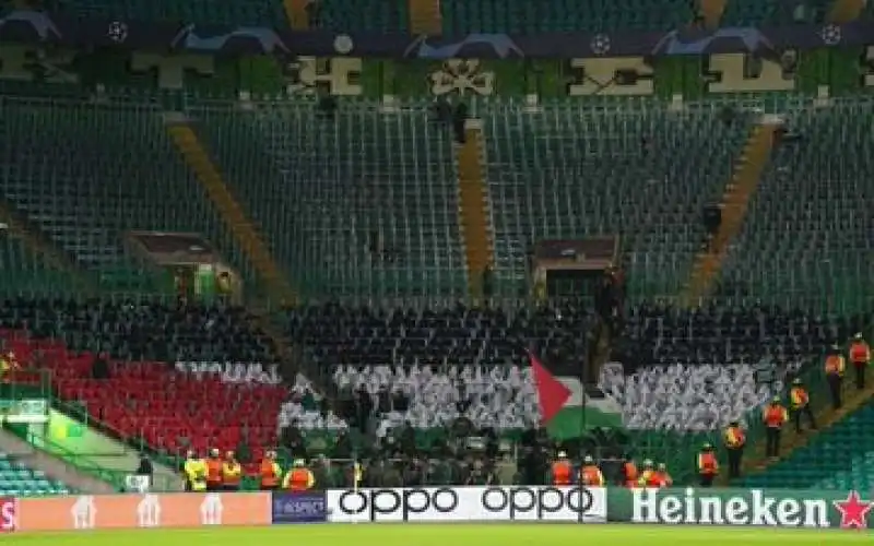 tifosi del celtic sventolano bandiere palestinesi allo stadio 4