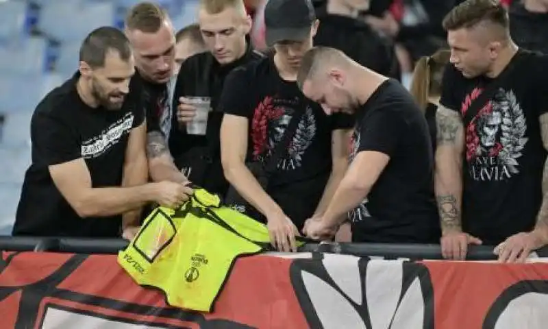 tifosi dello slavia praga rubano fratino di uno steward allo stadio 