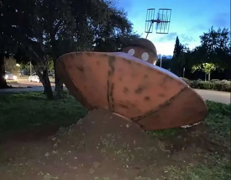 ufo si schianta sul prato di universita spagnola 2