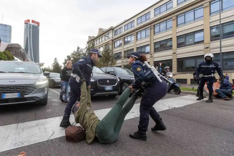 ultima generazione blocca il traffico a milano   4