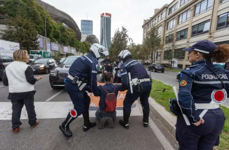 ultima generazione blocca il traffico a milano   5