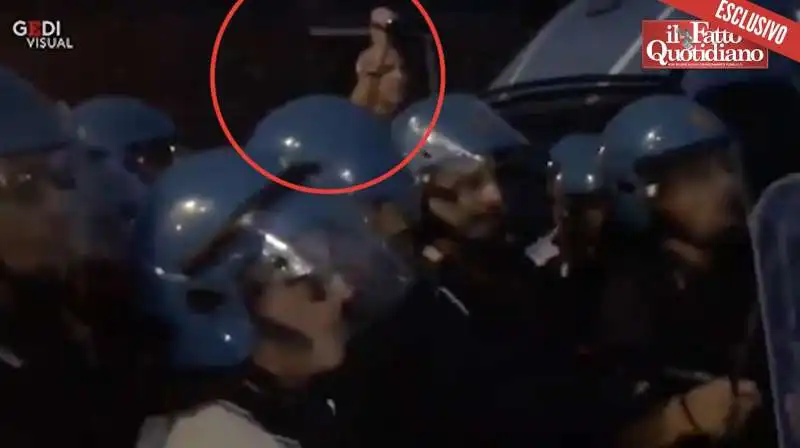 un uomo dietro la polizia riprende la manifestazione di catania nel 2018 