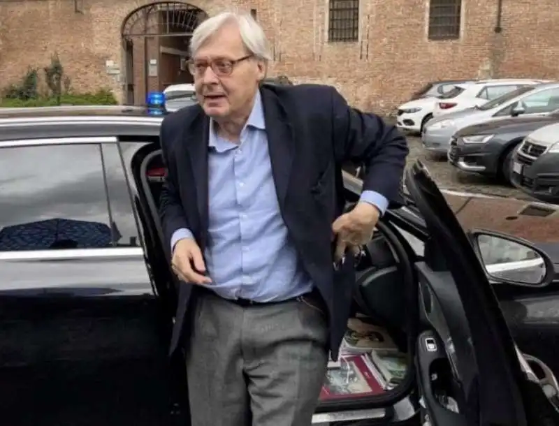 vittorio sgarbi in auto  