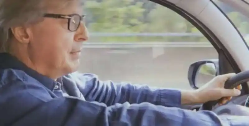 vittorio sgarbi in auto 4