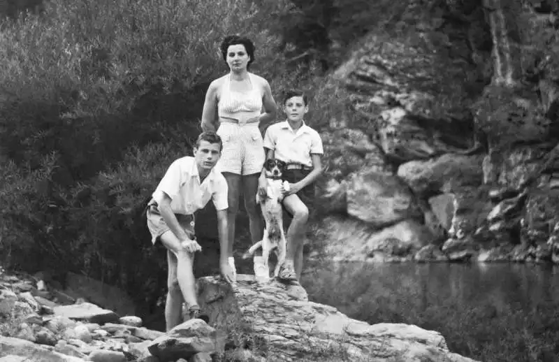 a destra giorgio armani con la madre maria e il fratello sergio