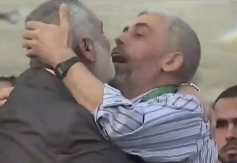 baci e abbracci tra ismail haniyeh e yahya sinwar   6