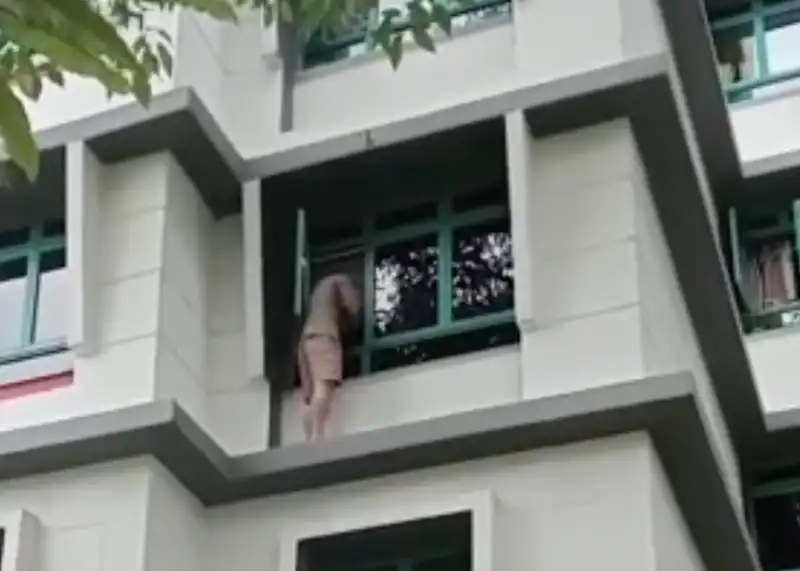 bimbo salvato dal cornicione di un palazzo a singapore 4