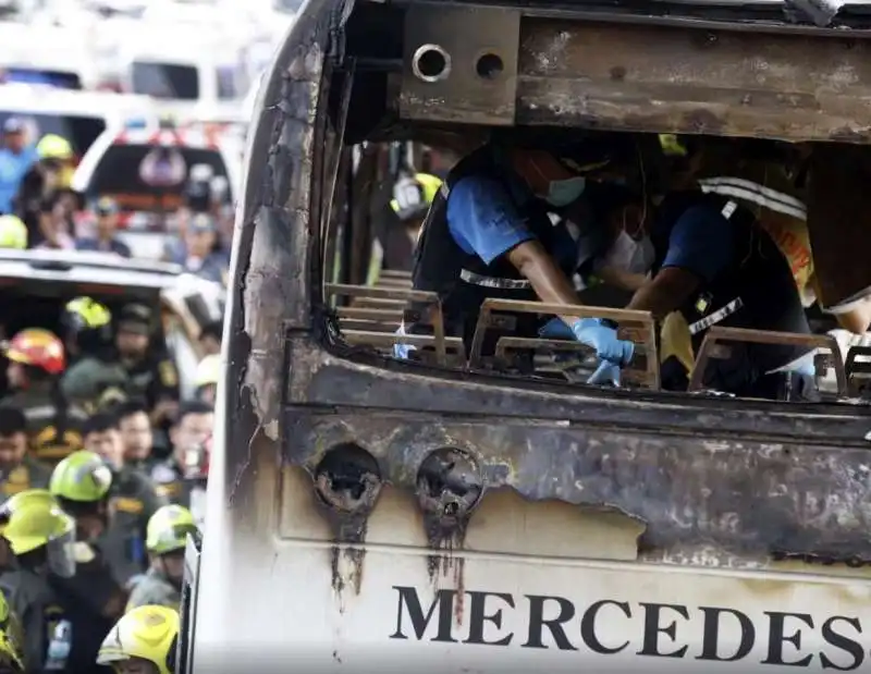 bus di studenti prende fuoco a pathum thani  in thailandia   12