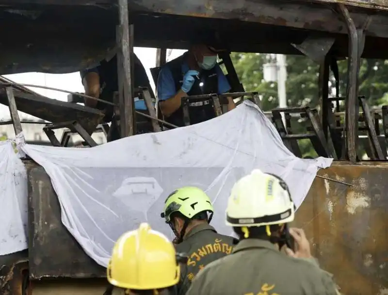 bus di studenti prende fuoco a pathum thani  in thailandia   13