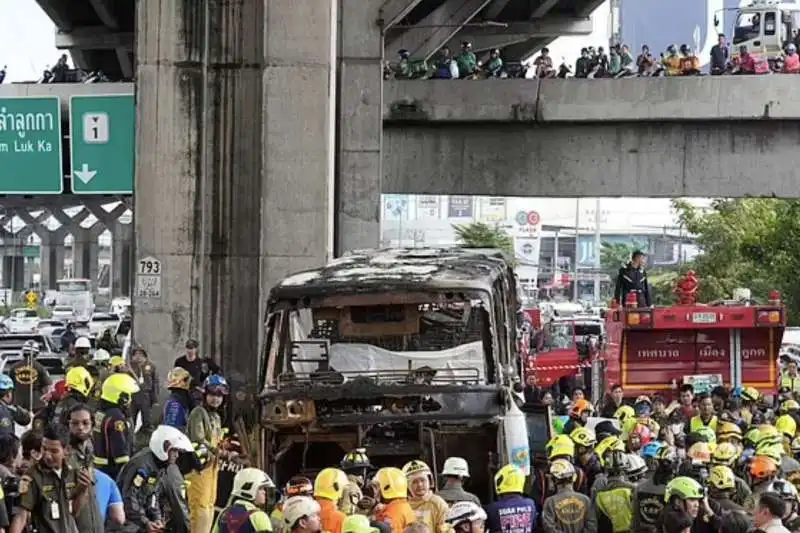 bus di studenti prende fuoco a pathum thani  in thailandia   4