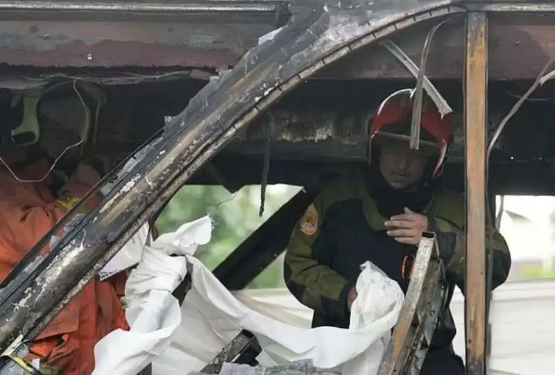 bus di studenti prende fuoco a pathum thani  in thailandia   5