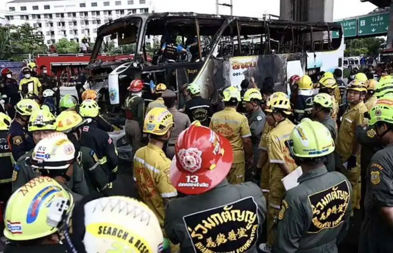 bus di studenti prende fuoco a pathum thani  in thailandia   6