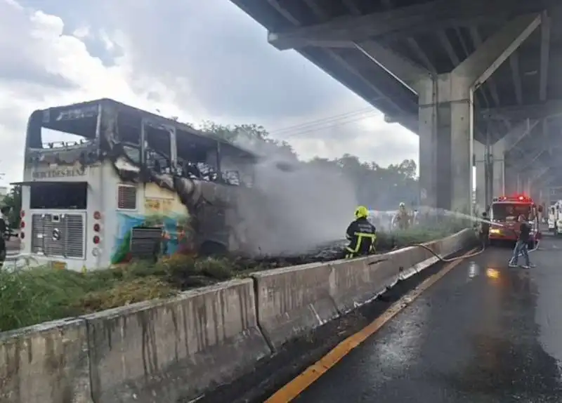 bus di studenti prende fuoco a pathum thani  in thailandia   9