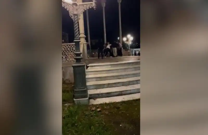 castellammare di stabia straniero aggredito con calci e pugni da un gruppo di ragazzi 
