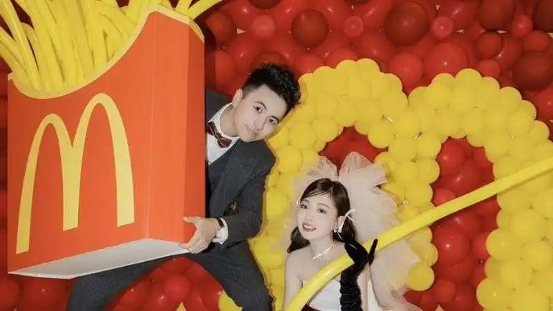 cina matrimonio al mcdonald's 