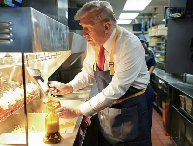 donald trump cameriere al drive through del mcdonald in pennsylvania   1