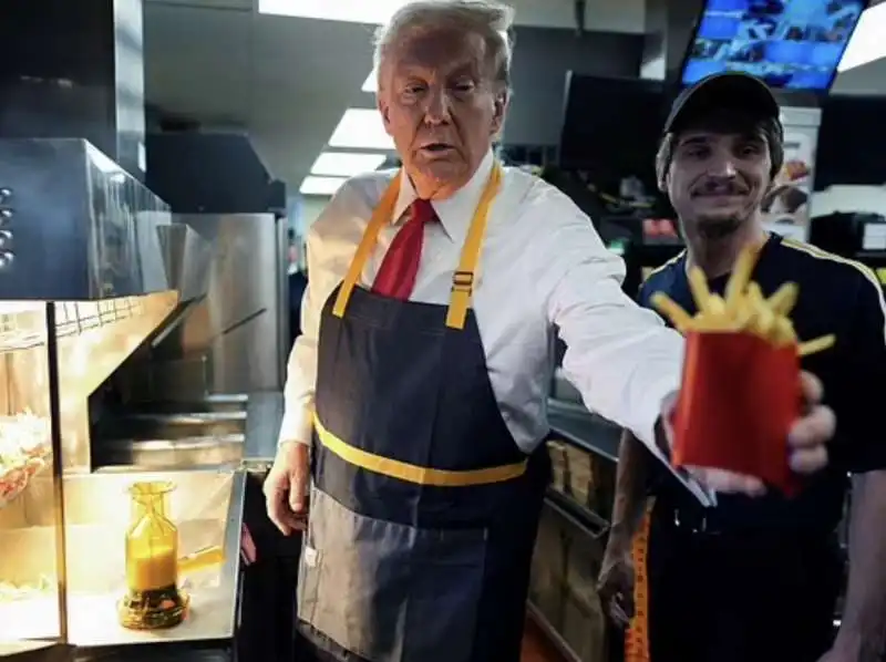 donald trump cameriere al drive through del mcdonald in pennsylvania   10