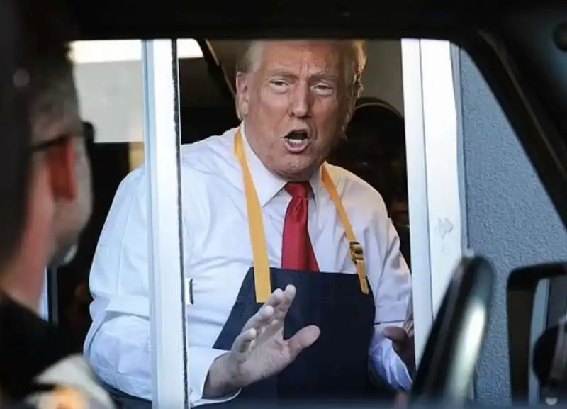 donald trump cameriere al drive through del mcdonald in pennsylvania   11