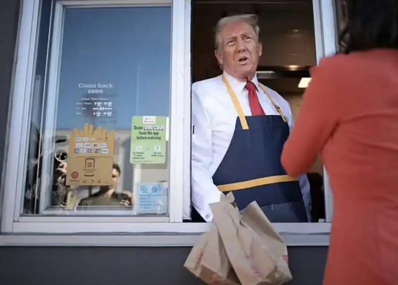 donald trump cameriere al drive through del mcdonald in pennsylvania   12