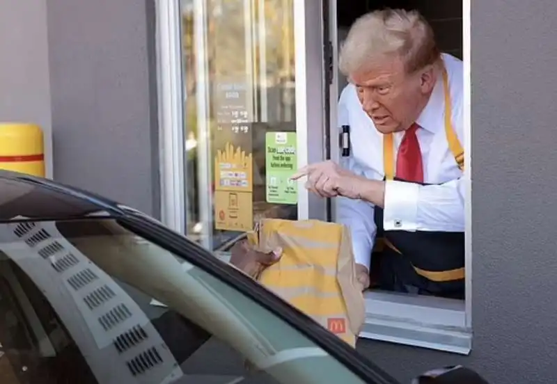 donald trump cameriere al drive through del mcdonald in pennsylvania   14