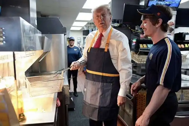 donald trump cameriere al drive through del mcdonald in pennsylvania   15