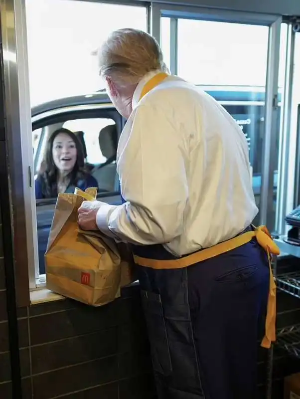 donald trump cameriere al drive through del mcdonald in pennsylvania   16