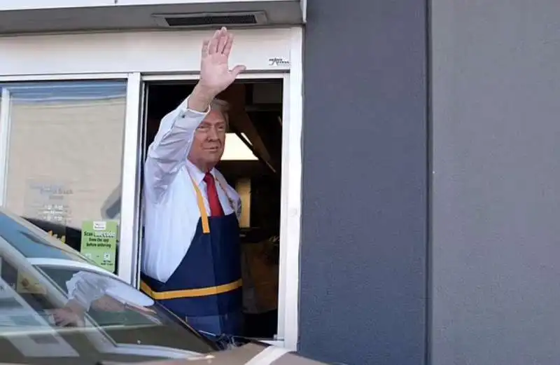 donald trump cameriere al drive through del mcdonald in pennsylvania   17