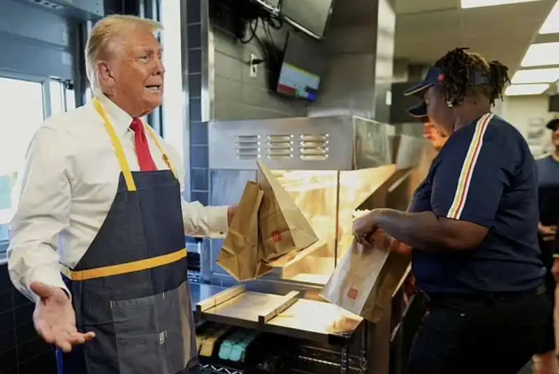 donald trump cameriere al drive through del mcdonald in pennsylvania   18