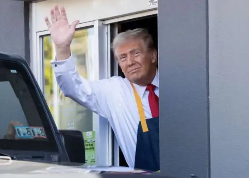 donald trump cameriere al drive through del mcdonald in pennsylvania   2