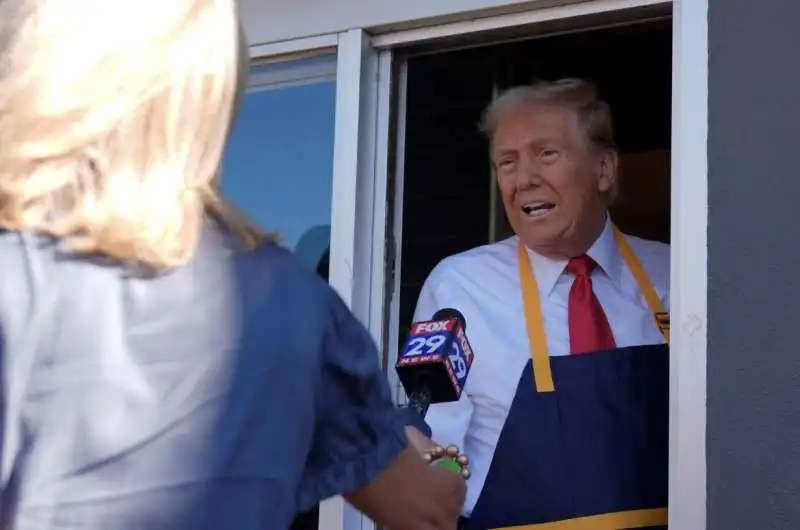 donald trump cameriere al drive through del mcdonald in pennsylvania   3