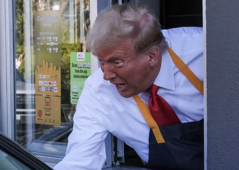 donald trump cameriere al drive through del mcdonald in pennsylvania   5