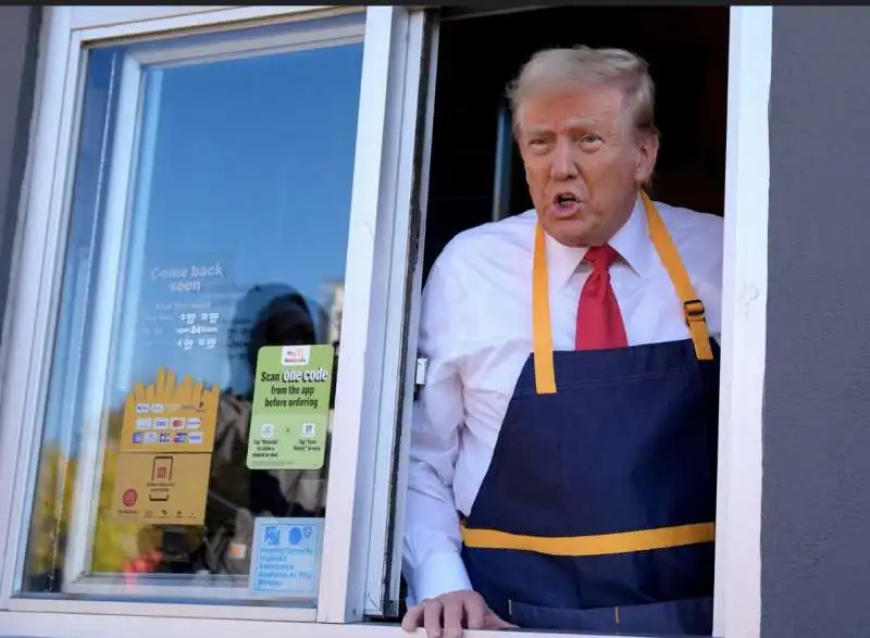 donald trump cameriere al drive through del mcdonald in pennsylvania   7