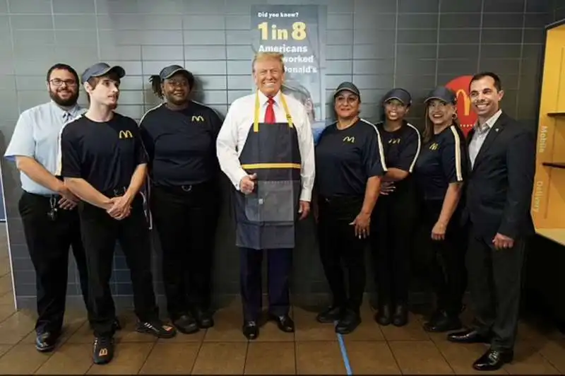 donald trump cameriere al drive through del mcdonald in pennsylvania   8