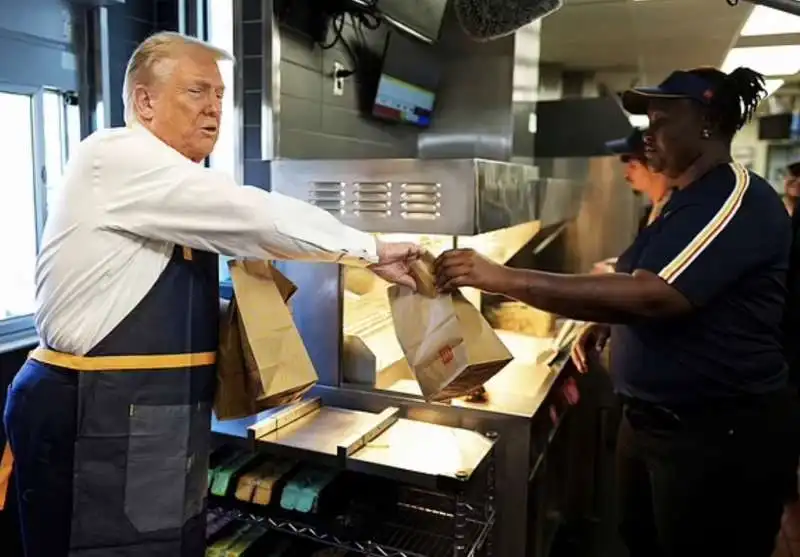 donald trump cameriere al drive through del mcdonald in pennsylvania   9