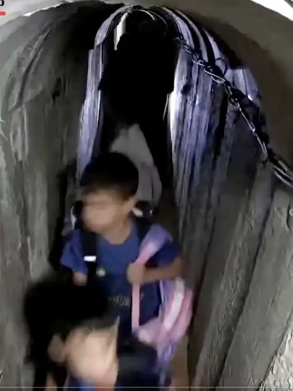 famiglia di sinwar in un tunnel di gaza