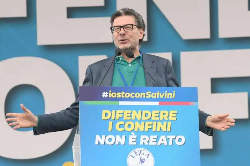 giancarlo giorgetti sul palco di pontida   foto lapresse