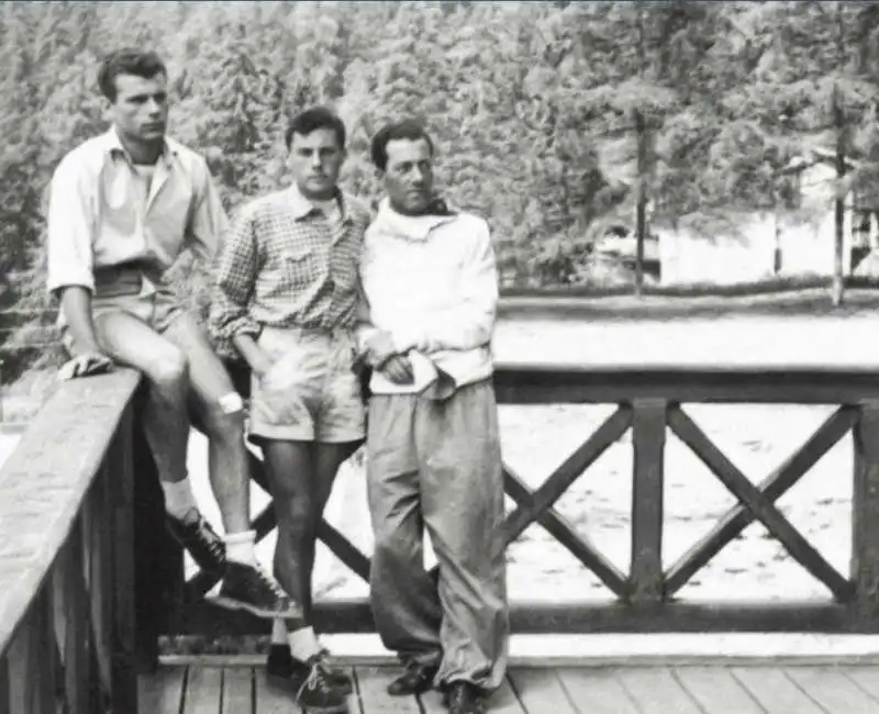 giorgio armani nel 1951 con il fratello sergio e il padre ugo