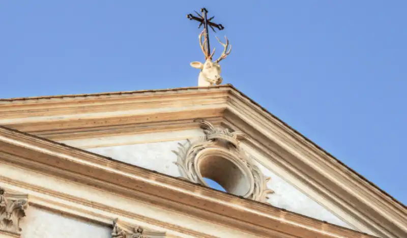 il cervo con le corna sulla faccia della basilica di sant’eustachio a roma 2