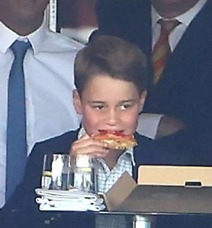 IL PRINCIPE GEORGE MANGIA UNA PIZZA 