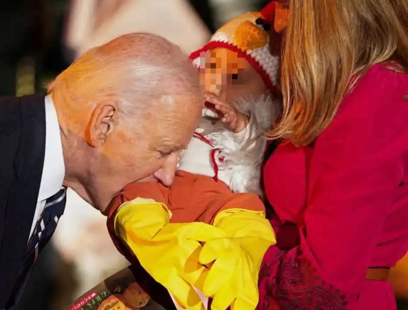 JOE BIDEN MORDE UN BAMBINO - HALLOWEEN 2024