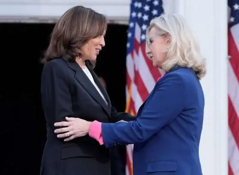 KAMALA HARRIS E LIZ CHENEY 