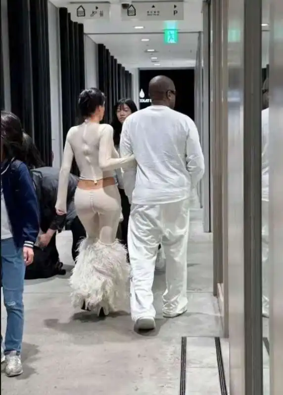 KANYE WEST BIANCA CENSORI A TOKYO