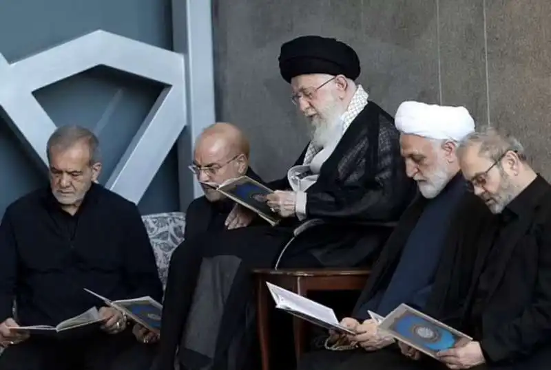 khamenei, pezeshkian e i vertici dell iran pregano per nasrallah 