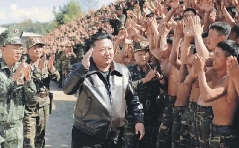 KIM JONG UN IN MEZZO AI SOLDATI 